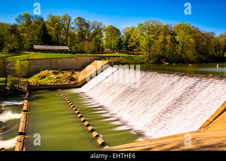 Staudamm am Lake Roland auf Robert E. Lee Memorial Park in Baltimore, Maryland. Stockfoto