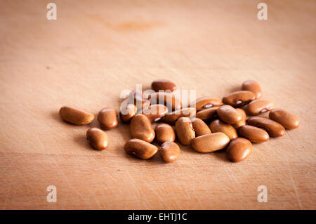 Blauhilde Klettern French Bean, getrocknete Bohnen für die Aussaat auf Holzbrett Stockfoto