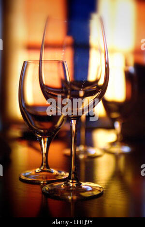 Leere Gläser Wein im restaurant Stockfoto