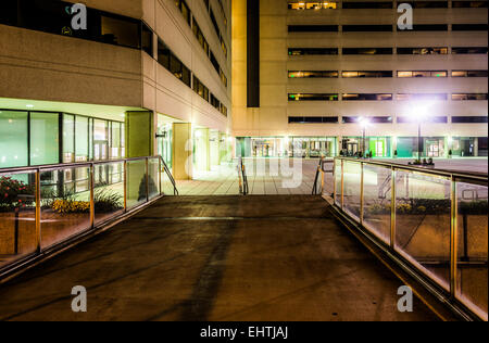 Erhöhten Laufsteg und Gebäude in der Nacht in Baltimore, Maryland. Stockfoto