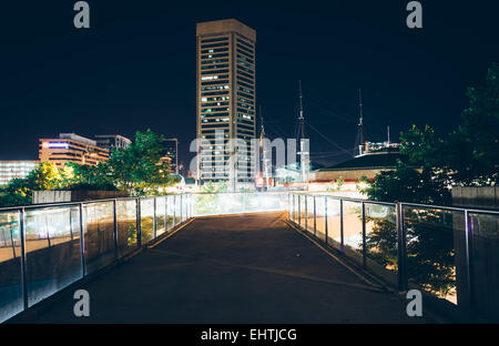 Erhöhten Laufsteg und das World Trade Center in der Nacht in Baltimore, Maryland. Stockfoto