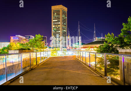 Erhöhten Laufsteg und das World Trade Center in der Nacht in Baltimore, Maryland. Stockfoto