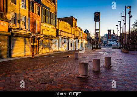 Abendlicht am verlassenen Geschäfte in Old Town Mall in Baltimore, Maryland. Stockfoto