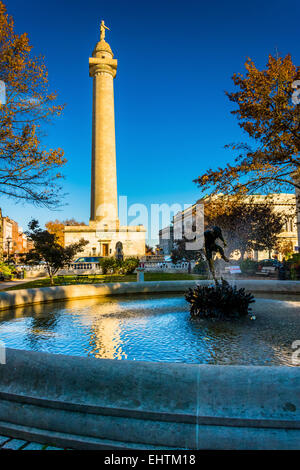 Brunnen und das Washington Monument in Mount Vernon, Baltimore, Maryland. Stockfoto