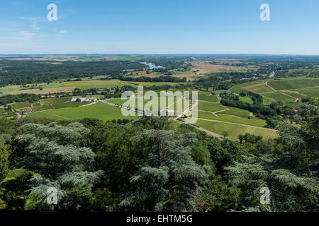 Tolle Aussicht über das Tal der Loire und die Weinberge von Sancerre von der Stadt Sancerre. Stockfoto