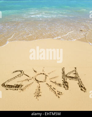 2014-Inschrift auf dem Sand am Meer. Stockfoto