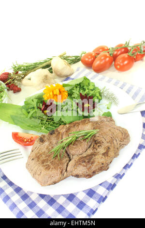 frische Ribeye Steak mit Wildkräutersalat Stockfoto