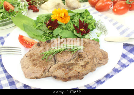 Ribeye Steak mit Wildkräutersalat Stockfoto