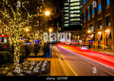 Lichtspuren auf einer Straße in Baltimore, Maryland. Stockfoto