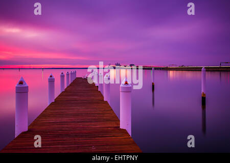 Langzeitbelichtung bei Sonnenuntergang von einem Pier und die Chesapeake Bay Bridge, gesehen aus Kent Island, Maryland. Stockfoto