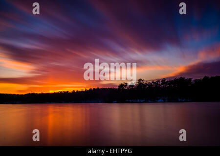 Langzeitbelichtung Prettyboy Reservoir bei Sonnenuntergang in Baltimore County, Maryland. Stockfoto