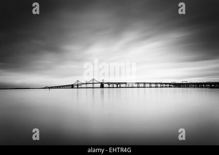 Langzeitbelichtung der Chesapeake Bay Bridge, von Sandy Point State Park, Maryland. Stockfoto