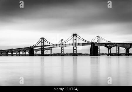 Langzeitbelichtung der Chesapeake Bay Bridge, von Sandy Point State Park, Maryland. Stockfoto