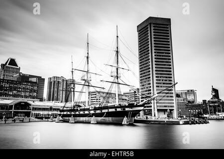 Langzeitbelichtung der USS Constellation und World Trade Center in Baltimore, Maryland. Stockfoto