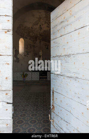 Weiße Holztür Kapelle in Paray le Monial in Frankreich. Stockfoto