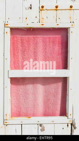 Fenster in Strandkabine mit Handtuch hinter dem Fenster. Stockfoto