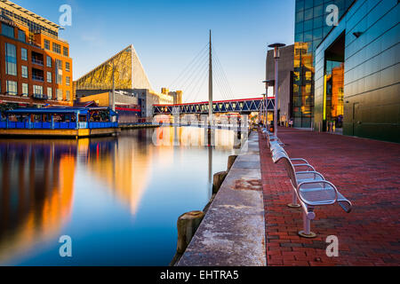 Langzeitbelichtung von der Uferpromenade und dem National Aquarium in Baltimore, Maryland. Stockfoto