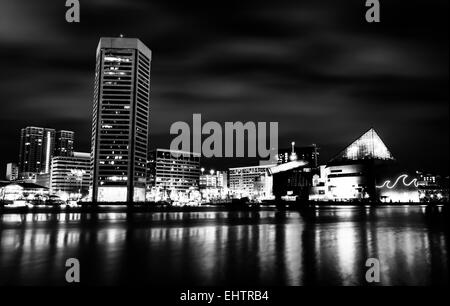 Langzeitbelichtung der bunten Baltimore-Skyline bei Nacht, Maryland Stockfoto