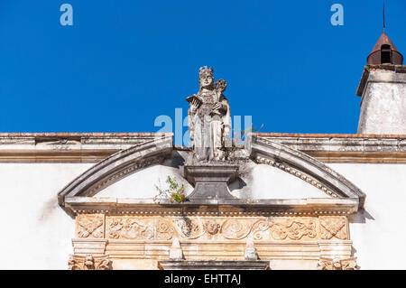 Skulptur an der Oberseite der Eingang zum Universität Coimbra in Portugal Stockfoto