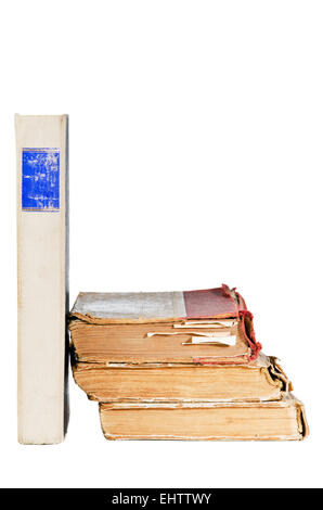 Stapel alter Bücher, isoliert auf weiss Stockfoto