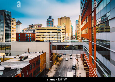 Moderne Gebäude und einen erhöhten Laufsteg in der Innenstadt von Baltimore, Maryland. Stockfoto