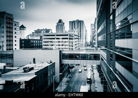 Moderne Gebäude und einen erhöhten Laufsteg in der Innenstadt von Baltimore, Maryland. Stockfoto