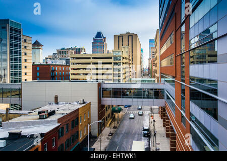 Moderne Gebäude und einen erhöhten Laufsteg in der Innenstadt von Baltimore, Maryland. Stockfoto