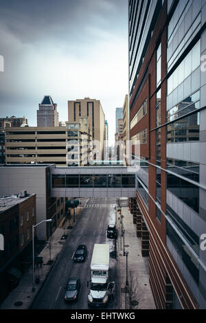 Moderne Gebäude und einen erhöhten Laufsteg in der Innenstadt von Baltimore, Maryland. Stockfoto