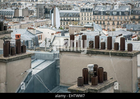 SCHORNSTEINE UND DÄCHER VON PARIS Stockfoto