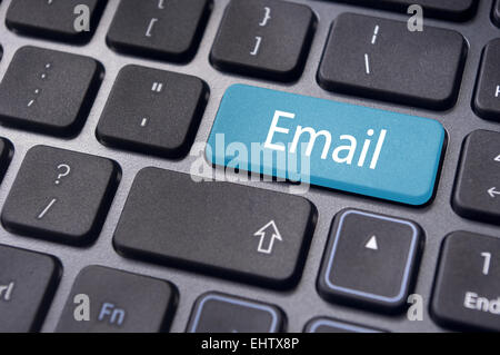 e-Mail-Konzepte, Nachrichten auf Tastatur Stockfoto