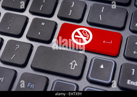 Rauchen verboten Schild an Tastatur, für anti-Rauchen-Konzepte. Stockfoto