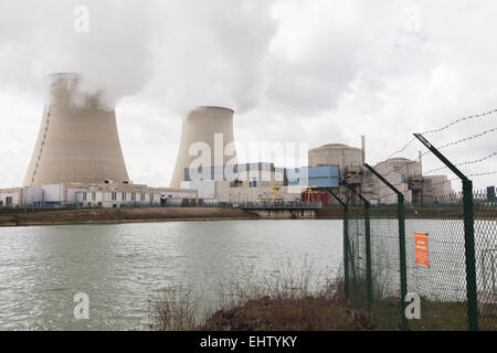 ILLUSTRATION DER KERNENERGIE, KERNKRAFTWERK NOGENT-SUR-SEINE, AUBE (10), CHAMPAGNE-ARDENNE, FRANKREICH Stockfoto