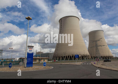 ILLUSTRATION DER KERNENERGIE, KERNKRAFTWERK NOGENT-SUR-SEINE, AUBE (10), CHAMPAGNE-ARDENNE, FRANKREICH Stockfoto