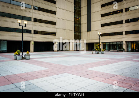 Plaza und modernes Bürogebäude in der Innenstadt von Baltimore, Maryland. Stockfoto