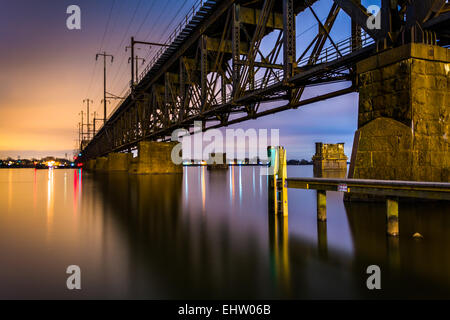 Eisenbahn-Brücke über den Susquehanna River bei Nacht in Havre de Grace, Maryland. Stockfoto