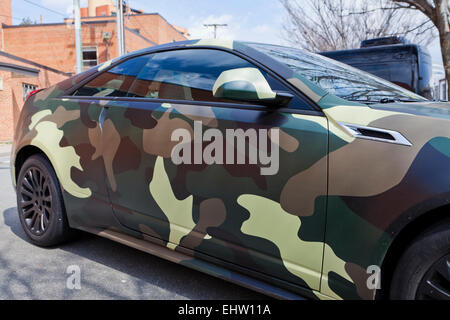 Auto mit militärische Tarnung Muster Wrap - USA Stockfoto