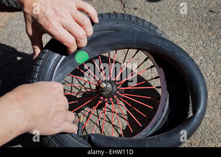 Mann Patchen Kind Fahrradreifen - USA Stockfoto