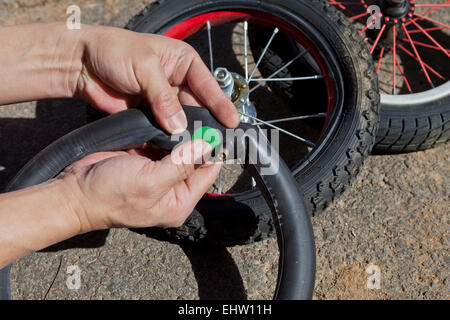 Mann Patchen Kind Fahrradreifen - USA Stockfoto