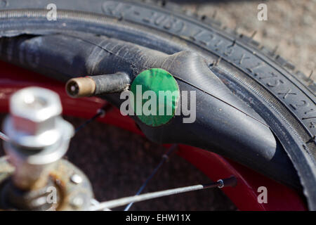Innerer Schlauch reparieren Flicken auf Fahrradreifen - USA Stockfoto