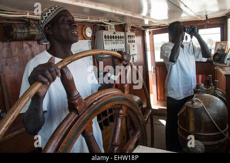 BOU EL MOGDAD CRUISE AM SENEGAL-FLUSS, SENEGAL, WESTAFRIKA Stockfoto