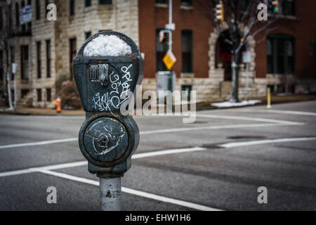 Schneebedeckte Parkuhr in Charles North, Baltimore, Maryland. Stockfoto