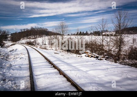 Schneebedeckten Eisenbahnschienen in ländlichen Carroll County, Maryland. Stockfoto