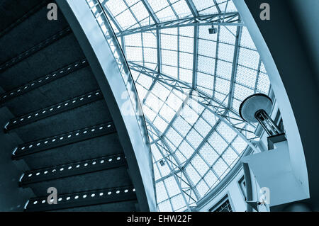 Treppe und großen Glaskuppel in Towson Town Center in Maryland. Stockfoto