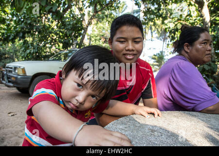 KINDER DER WELT - THAILAND - ERDE, SOHN EINES FISCHERS Stockfoto