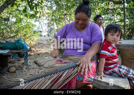 KINDER DER WELT - THAILAND - ERDE, SOHN EINES FISCHERS Stockfoto