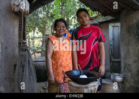 KINDER DER WELT - THAILAND - ERDE, SOHN EINES FISCHERS Stockfoto