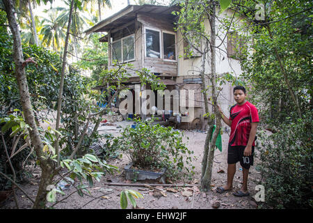 KINDER DER WELT - THAILAND - ERDE, SOHN EINES FISCHERS Stockfoto