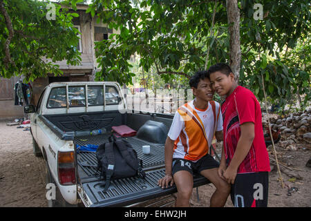 KINDER DER WELT - THAILAND - ERDE, SOHN EINES FISCHERS Stockfoto