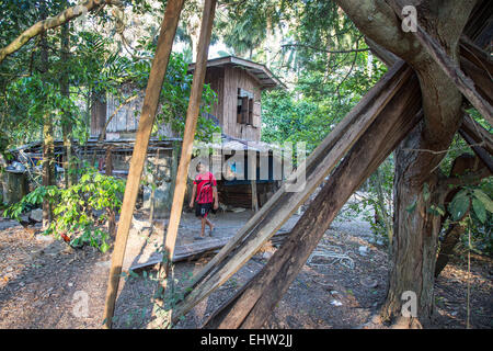 KINDER DER WELT - THAILAND - ERDE, SOHN EINES FISCHERS Stockfoto