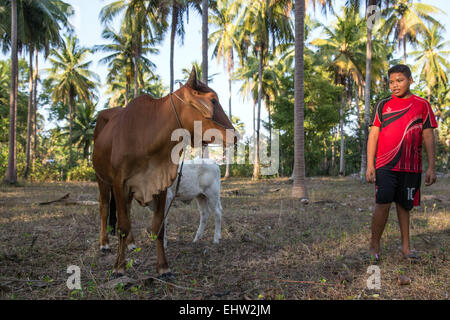 KINDER DER WELT - THAILAND - ERDE, SOHN EINES FISCHERS Stockfoto